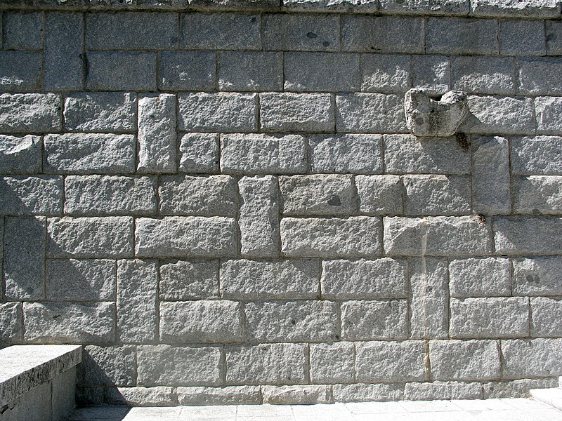 File:ValleDeLosCaidos Stone wall rustic1.jpg