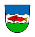 Stadt Schwarzenbach a. d. Saale Von Blau und Grün geteilt durch einen silbernen Wellenbalken, der mit einem waagrechten roten Fisch belegt ist.