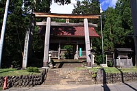 蕨岡口之宮 二の鳥居と随神門 二の鳥居の背後にあるのが随神門。随神門を潜ると三の鳥居に上がる階段が見える。 この画像のすぐ右手方向には、往古、別当であった龍頭寺がある。