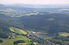 Luftbild: Der Rimberg mit Hillestausee und den Winterberger Stadtteilen Niedersfeld (vorne; am Stausee) und Grönebach (mittig links)