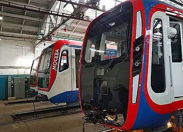 Лобовая часть кабины вагона 81-775 «Москва-2020» (справа) в сравнении с вагоном 81-765 «Москва» (слева)