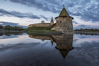 Vista da torre Ploskaya do kremlin de Pskov, Rússia. (definição 5 220 × 3 480)