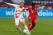 Emil Forsberg en action lors d'un match, face à Alphonso Davies.