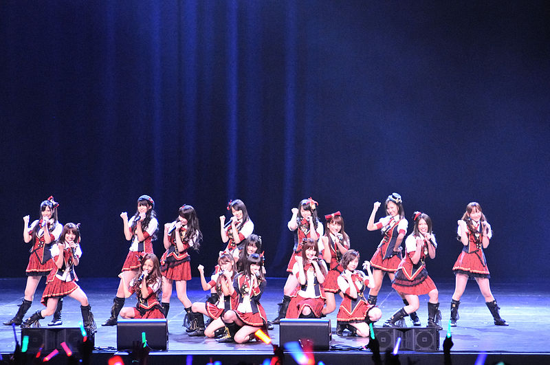 파일:AKB48 members at the J!-ENT LIVE.jpg