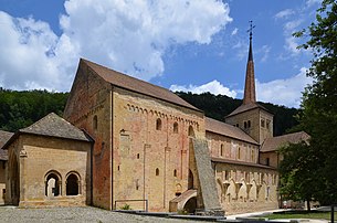 L'abbatiale clunisienne Saint-Pierre-et-Saint-Paul de Romainmôtier, l'une des plus anciennes constructions de style roman de Suisse. (définition réelle 4 497 × 2 979)