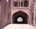 Un esempio di come sono stati coperti i Kucheh. A volte, come a Isfahan, il kucheh era coperto per gran parte del suo arco. Questo esempio è a Nain.