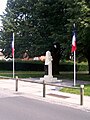 Le monument aux morts à proximité de la mairie (août 2015).