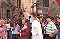 16 agosto 2005: la benedizione di Berio e del fantino Trecciolino davanti all'oratorio della Contrada della Torre, che avrebbe poi vinto quel Palio.