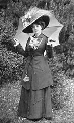 Portrait en pied de la chanteuse d'opérette Fritzi Massary, 1909