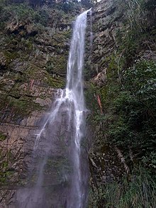 Es una caída de agua fría, ubicada en el municipio de Capitanejo, en el departamento de Santander.