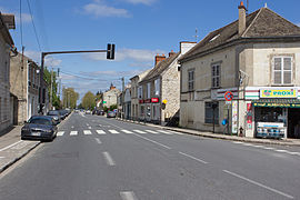 L'ancienne route nationale 7 traversant Chailly-en-Bière (vue en direction de Paris).