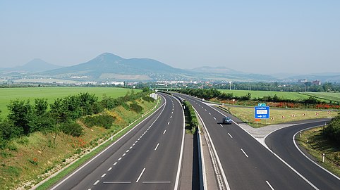 Autoroute D8 : échangeur de Lovosice. À l'arrière plan, Lovosice et le mont Lovoš.