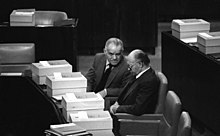 מנחם בגין ויצחק שמיר בעת דיון בכנסת על תקציב המדינה, כשהצעת התקציב מונחת על שולחנם, 1983