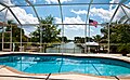 Sa piscine avec vue sur un des canaux.