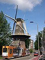 De straat met molen De Roos en tram 1