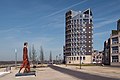 Doesburg, les bâtiments résidentiels modernes sur l'IJsselkade avec la sculpture Passi d'Oro de Roberto Barni