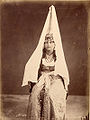 Femme druze portant un tantour. Chouf, Liban, vers 1870-90.