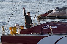 Le skipper Eduardo Penido salut le public présent pour le départ de la Transat Jacques Vabre
