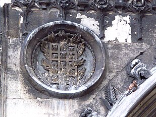 Symbole de Laurent de Rome sur le portail de l'église.
