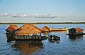 Casas flutuando no rio Amazonas