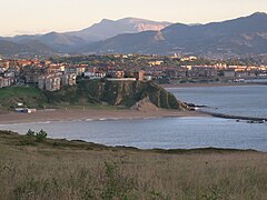 Arrigunaga hondartza eta, eskuinera, atzerago, Ereaga hondartza. Ganekogorta mendia.