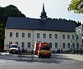 Schule mit Turnhalle