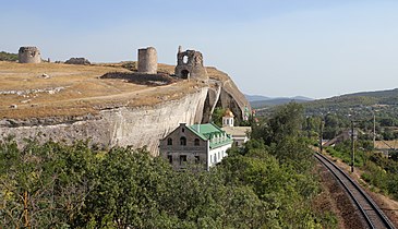Le monastère surplombé par les ruines du fort Kalamita.