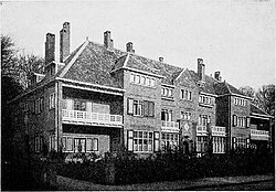 Driedubbele woning in het Haarlemmerhoutpark, Haarlem. 1910-1911