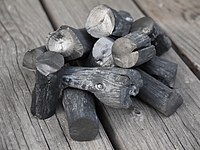 木炭(もくたん) ※　写真では木材の上に木炭がおいてあるが、こういう場所では使用すると木材に引火してしまうので、木材の上では使ってはならない。