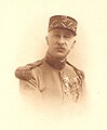 Mle1921礼装を着用した少将[32]。付けている将官用襟章は襟前部のみとなっている。ポール・クーファー（フランス語版）（1930年代）