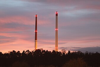 Die beiden je 140 Meter hohen Kamine der Pilkington-Flachglaswerke Weiherhammer