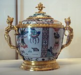 Porcelana Kangxi adornada con monturas francesas en bronce dorado 1710–1720.