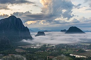 Pitons karstiques perçant la mer de nuages qui recouvre les rizières inondées durant la mousson à Vang Vieng. (définition réelle 6 129 × 4 086)