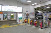 東駅舎内の改札口（2022年1月）