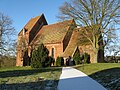 KW 12: Die Dorfkirche Kirch Mummendorf ist eine frühgotische Backsteinkirche des Übergangsstils von der Romanik zur Gotik in der Gemeinde Papenhusen und wurde 1230 im Ratzeburger Zehntregister erstmals erwähnt. Sie gehört heute zur Evangelisch-Lutherischen Kirchgemeinde Roggenstorf, Propstei Grevesmühlen im Kirchenkreis Wismar.