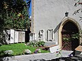 Portal und Epitaphe vor der Kirche