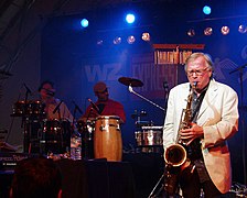 Klaus Doldinger mit Saxophon.jpg