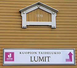 Kuopion taidelukio Lumitin vanhemman osan seinän yksityiskohta.