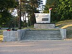 Памятник-стела воинам-ополченцам Балтийского судостроительного завода, сражавшимся на этом рубеже в 1941 г.