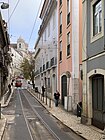 Rua Poiais de São Bento e la sua prosecuzione, la Calçada do Combro, con l'Igreja de Santa Catarina visibile in alto a sinistra.