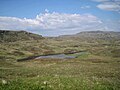 Loch an Sgùirr Mhòir bho astair air falbh