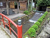 金蛇水神社参道にかかる橋と小川