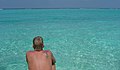 Blick vom Strand einer Malediveninsel aufs Meer