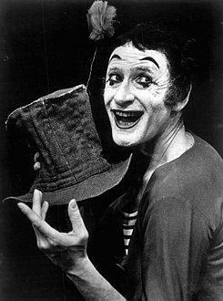 Marcel Marceau pose pour une photographie publicitaire, 1974