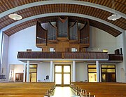 Vue intérieure de la nef vers la tribune de l'orgue Orgue Muhleisen-Walther (1965).