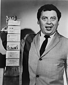 Den amerikanske komikeren Marty Allen 1960 med lommebok med kortholder for kredittkortene Diner's Club, Hilton, American Express og Biltmore/Barkley samt Social Security card og fagforeningskort for American Federation of Television and Radio Artists.