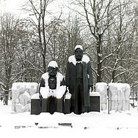 51. Platz: Ingo Steinbach Neu! mit Marx-Engels-Denkmal im Marx-Engels-Forum, Berlin