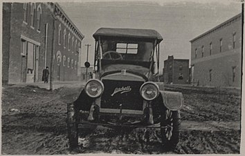 Un'automobile Mitchell a Racine, Wisconsin, circa 1911