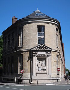 Monument au professeur Tarnier, Denys Puech (1905), sur l'éperon de l'hôpital Tarnier.