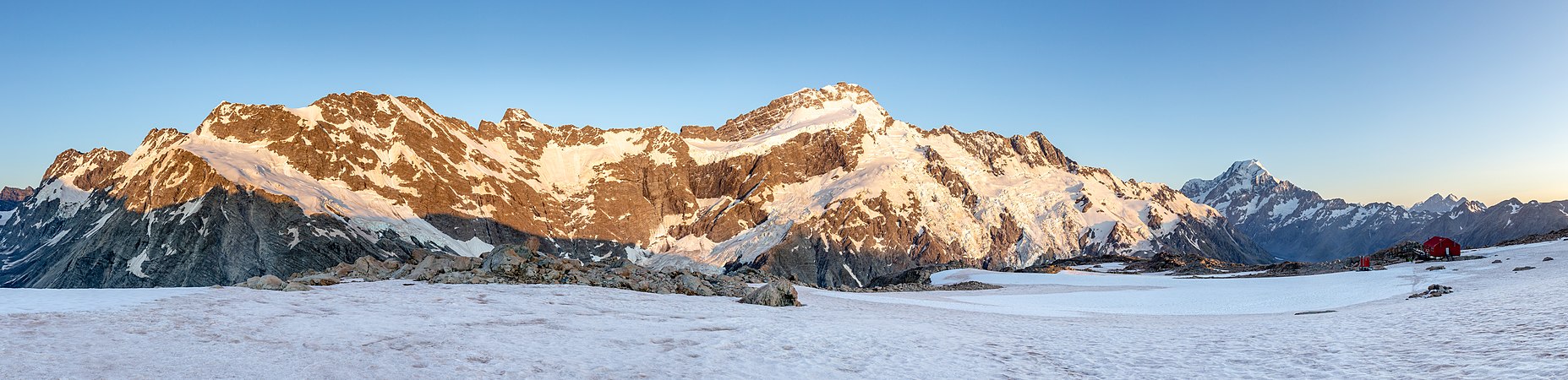 日出时的新西兰穆勒小屋（Mueller Hut）、塞夫顿山和库克山。